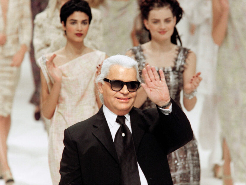 <p>Karl Lagerfeld alla sfilata primavera estate di Chanel a Parigi nel 1997</p>