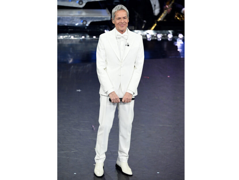 <p>Claudio Baglioni sceglie il completo total white di Ermanno Scervino</p>