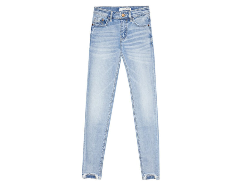 <p>Jeans skinny lavaggio chiaro con fondo sdrucito (STRADIVARIUS)</p>