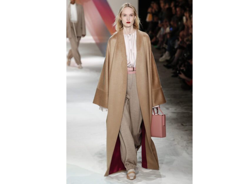 <p>La modella sfoggia un outfit nei colori della terra di Roksanda </p>