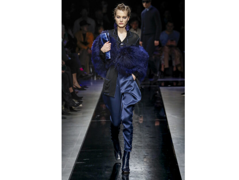 <p>La modella sfoggia un completo blu di Giorgio Armani</p>