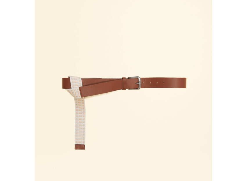 <p>Cintura in pelle marrone (MARINA RINALDI)</p>
