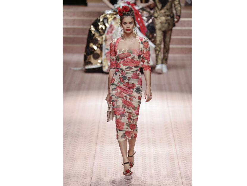 <p>Eleganza e sensualità nell'abito a fiori di Dolce & Gabbana</p>