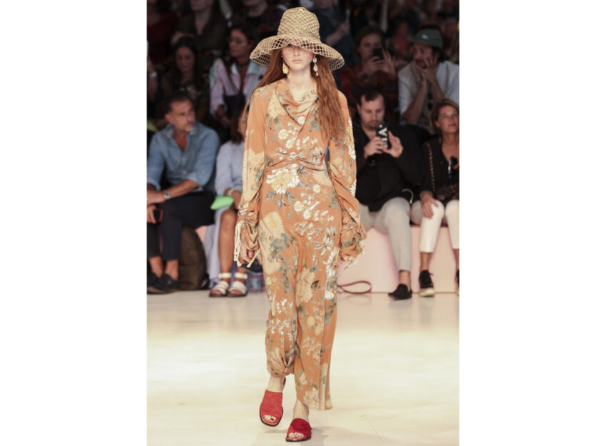 <p>La modella sfoggia un abito di Etro in pieno stile boho-chic</p>