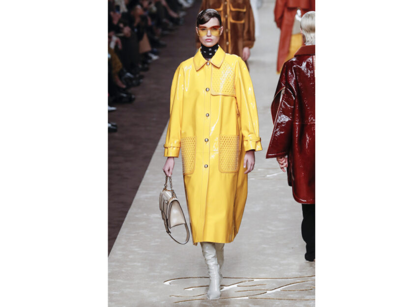 <p>Il trench giallo dall'effetto in pvc di Fendi</p>
