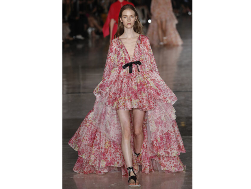 <p>Il maxi dress dalla stampa fiorata di Giambattista Valli</p>