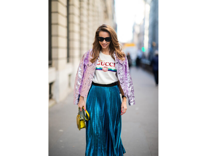 <p>Maxi logo t-shirt e gonna a pieghe blu metallizzata.</p>