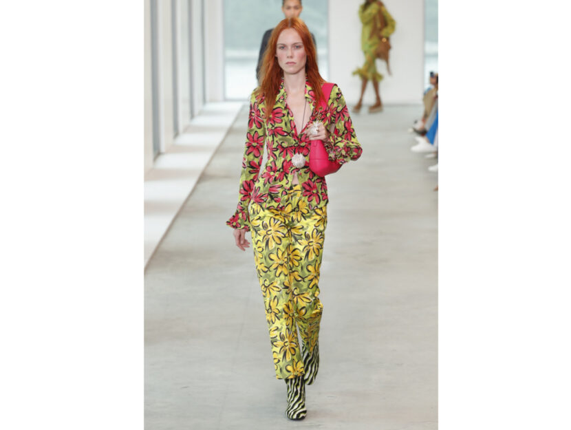 <p>Il completo "flower power" super colorato di Michael Kors</p>