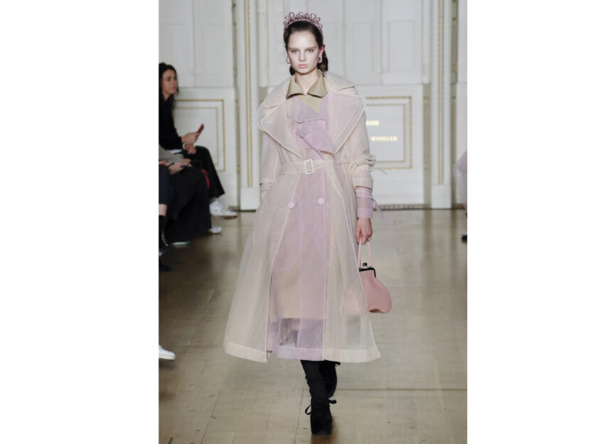 <p>Il trench dall'effetto see-through intinto nel lilla di Simone Rocha</p>
