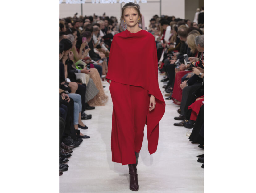 <p>Il long dress dal taglio sartoriale total red di Valentino</p>
