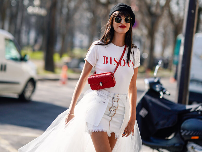 <p>T-shirt bianca con scritta 'Bisous' abbianta a una mini skirt di jeans</p>