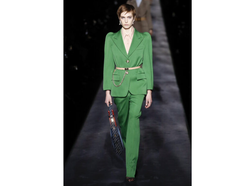 <p>Il completo classy blazer + pantalone di Givenchy</p>