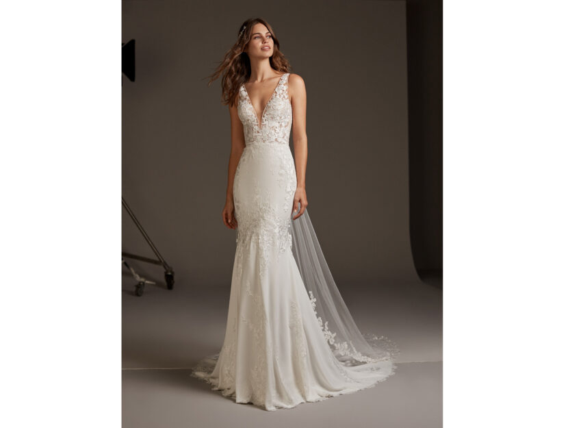 <p><em>Credits: Pronovias</em><br data-mce-bogus="1"></p>