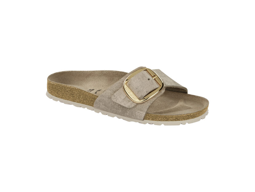 <p>Sandalo flat con fibbia in oro e pelle spazzolata (BIRKENSTOCK)</p>