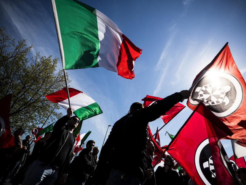 <p>Militanti di CasaPound durante la manifestazione di protesta nel quartiere di Torre Maura a Roma, 6 aprile 2019. ANSA/ANGELO CARCONI</p>