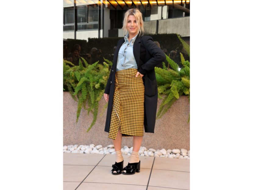 <p>Emma Marrone al photocall del film La cena di Natale nel 2016, con il look criticato da Selvaggia Lucarelli</p>