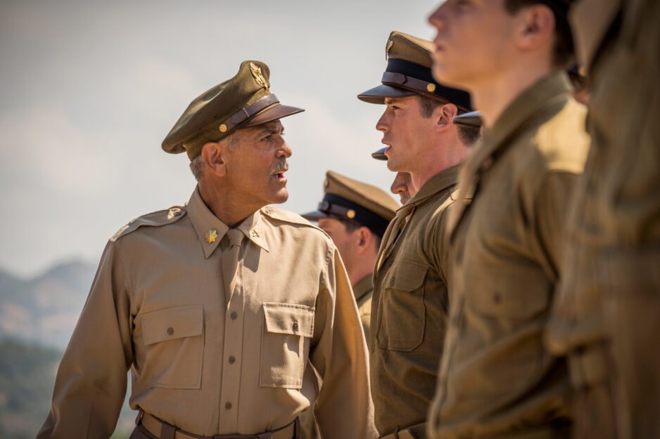 <p>Sopra, George Clooney in "Catch-22", dove interpreta un militare americano.</p>