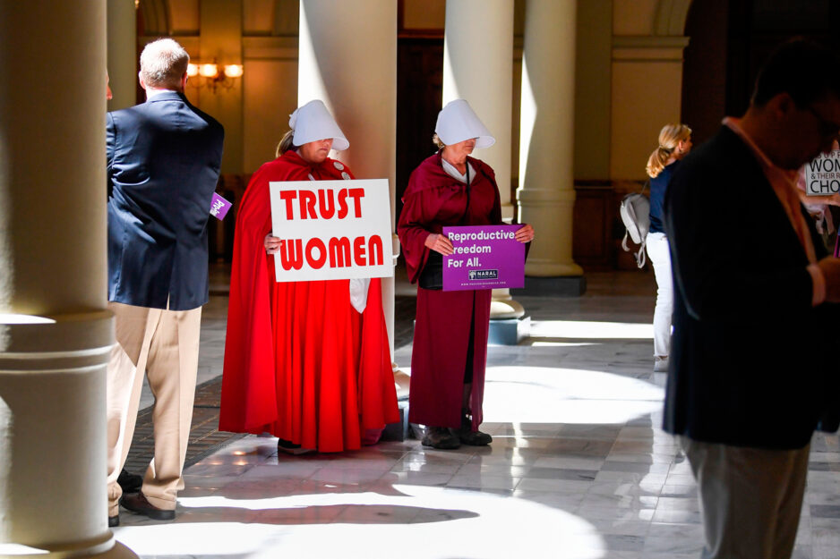 <p> Una protesta contro l'inasprimento delle leggi sull'aborto ad Atlanta, in Georgia. Le attiviste sono vestite come nella celebre serie tv "The Handmaid's Tale". Foto Getty Images</p>