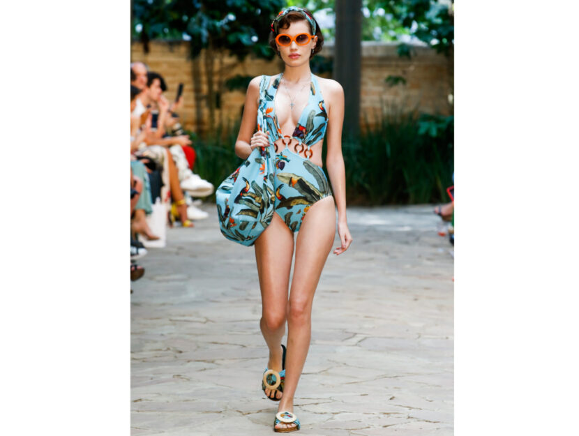 <p>Maxi borsa a fantasia tropicale</p>