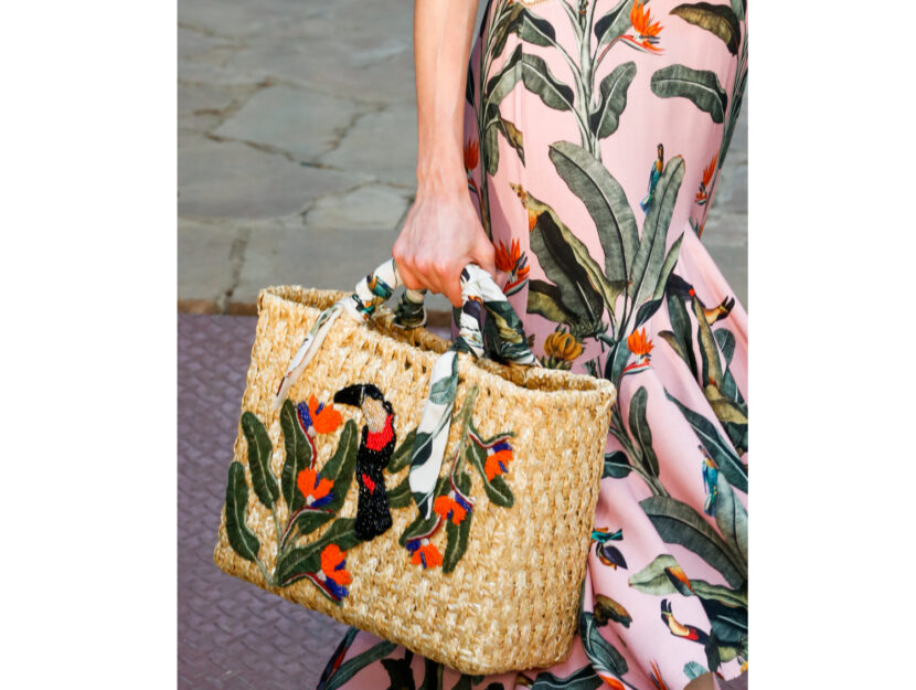 <p>Borsa a forma di cestino in raffia con fiori ricamati</p>