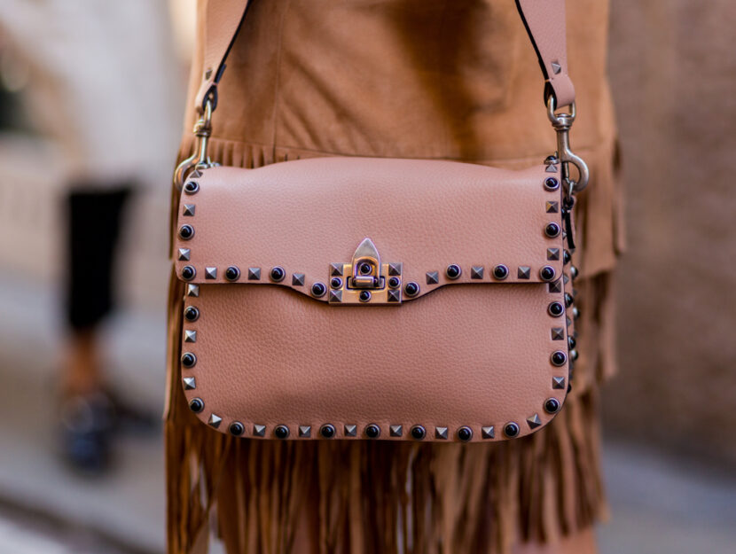 <p>Maxi bag in pelle con borchie marrone</p>