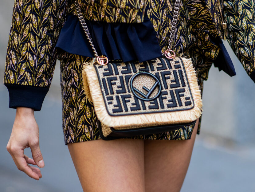 <p>Borsa in raffia con le frange e i loghi</p>