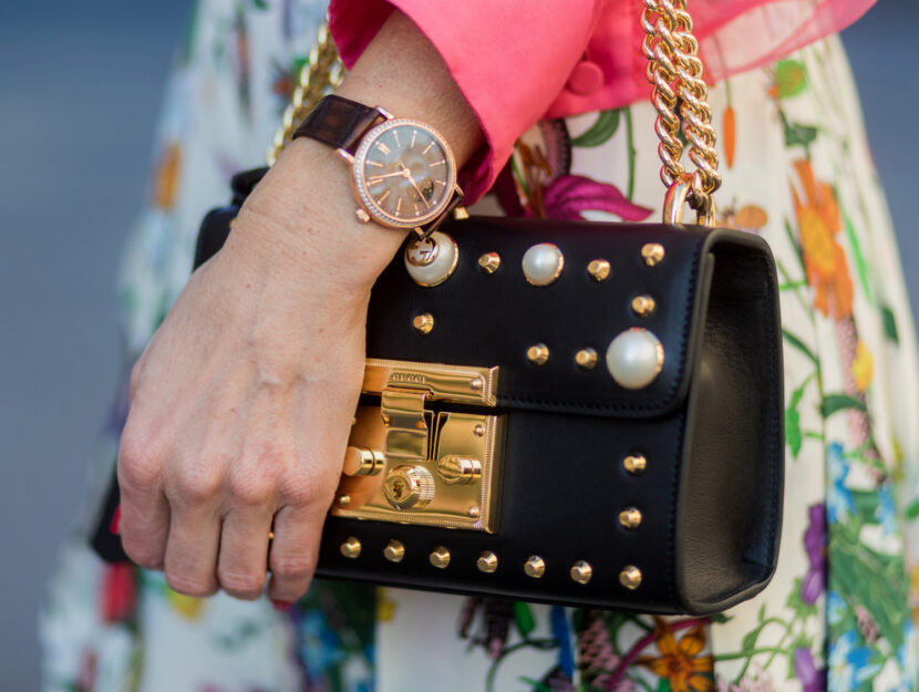 <p>Mini bag da sera nera con borchie e dettagli gold</p>