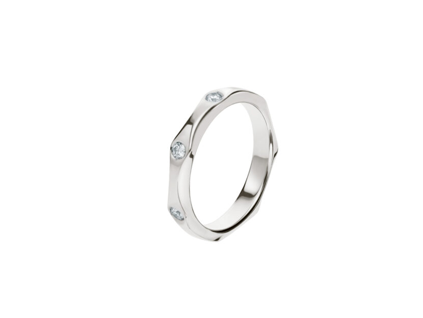 <p>Fede nuziale particolare in platino con tre diamanti (BVLGARI)</p>