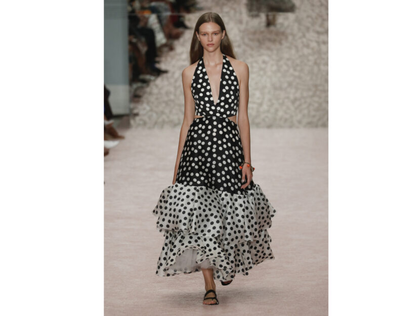 <p>Un maxi dress a pois con tagli cut out di Carolina Herrera</p>