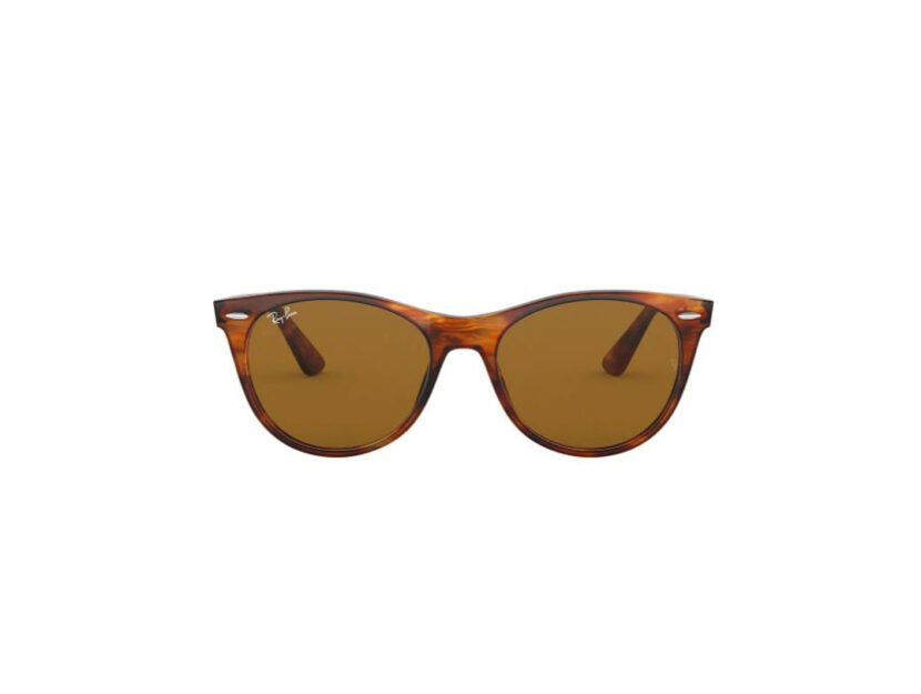 <p>Occhiali da sole modello wayfarer (RAY-BAN)</p>