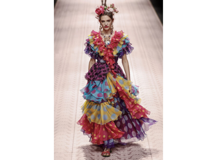 <p>Il long dress super colorato con i pois di Dolce & Gabbana</p>