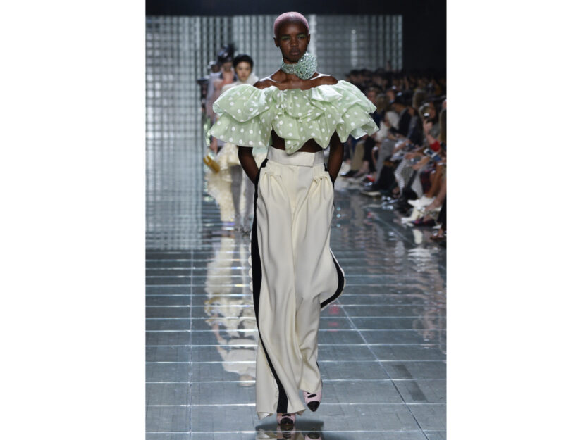 <p>Il top a pois con le rouches si abbina ai pantaloni super morbidi di Marc Jacobs</p>