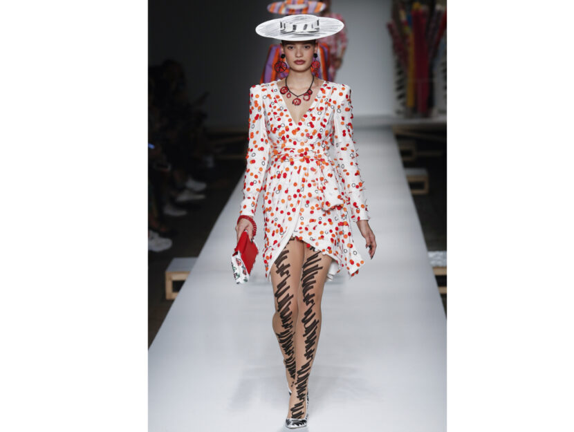 <p>Il mini dress a portafoglio con i pois colorati di Moschino</p>