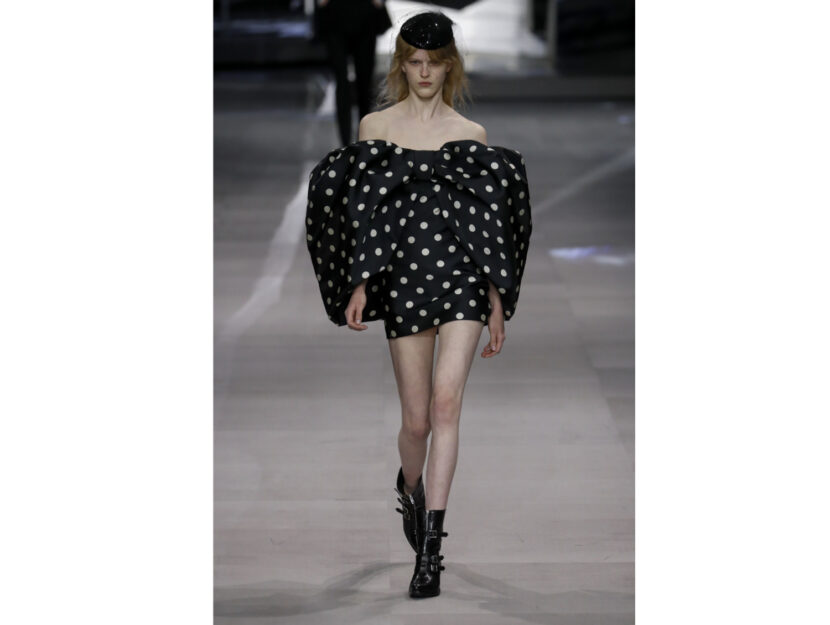 <p>Il mini dress di Celine ha i pois e le maniche a palloncino</p>