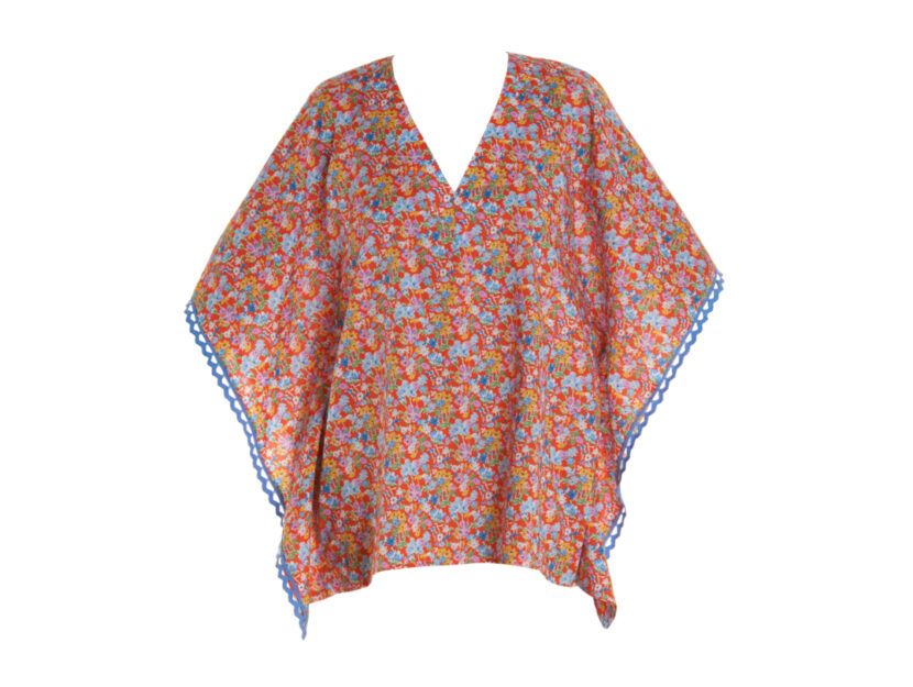 <p>Poncho corto con la stampa fiorata (LOS TRAPITOS AL SOL)</p>
