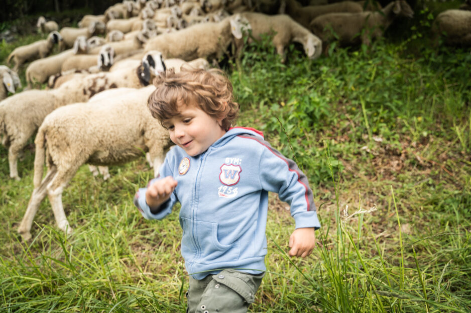 <p>Le foto di questo articolo ritraggono Silvia e Jose, con i loro bambini (Clara, Alice e Pablo), che si sono trasferiti a Ostana, un paesino tutto malghe dove adesso vivono 87 abitanti. Foto di Daniele Testa</p>