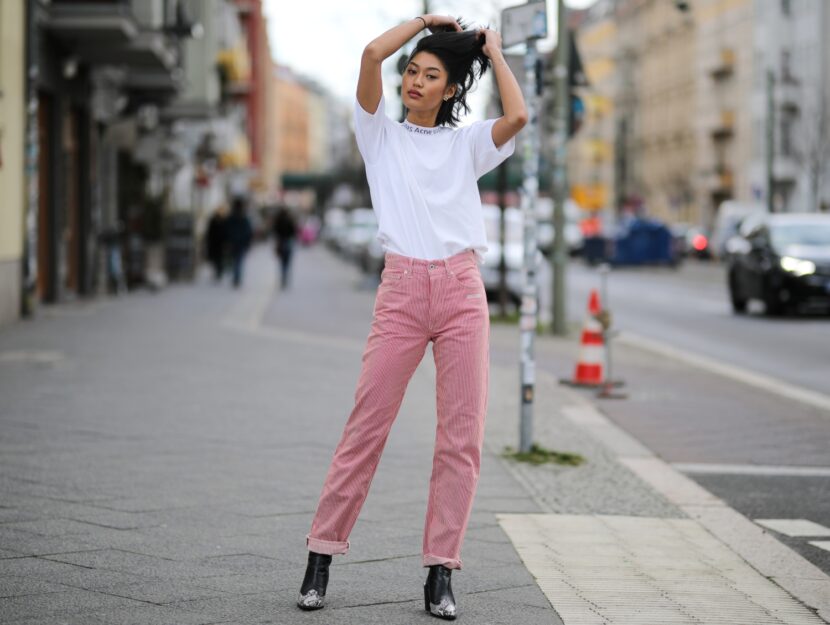 <p>T-shirt bianca Acne Studios e pantaloni rigati tinta rosa Off White (Getty Images)</p>
