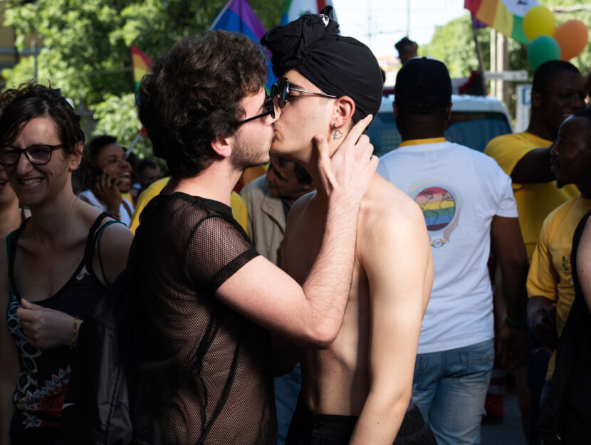 <p><span>I baci del Gay Pride di Modena. Foto di Martina Lombezzi - Contrasto</span></p>