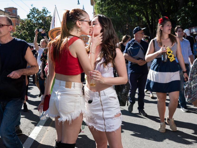 <p><span>I baci del Gay Pride di Modena. Foto di Martina Lombezzi - Contrasto</span></p>
