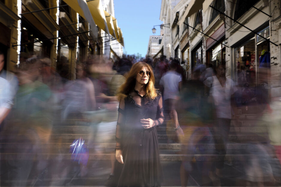 <p><span>Gli scatti di questo articolo sono firmati da Paolo Della Corte, nato e residente a Venezia. L’autore ha voluto documentare “l’accerchiamento” degli abitanti da parte dei turisti che, secondo le stime più recenti, nella città lagunare sarebbero presenti con una proporzione di 73,8 per ogni veneziano</span></p>