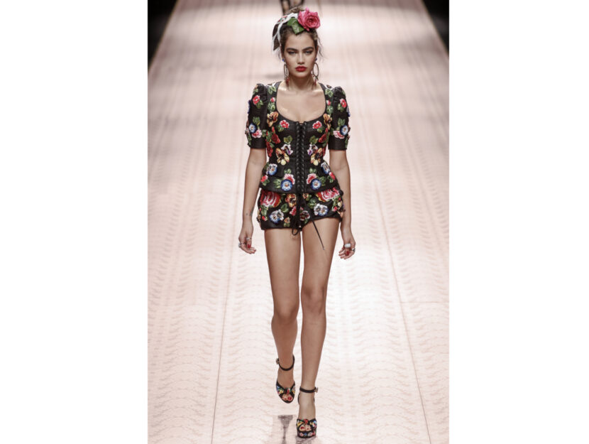 <p>Gli shorts con le rose all over sul tessuto di Dolce & Gabbana</p>
