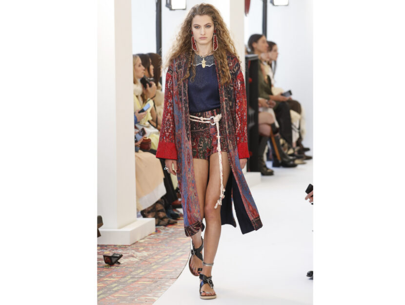 <p>Fantasie etniche à gogo sugli shorts di Chloé</p>