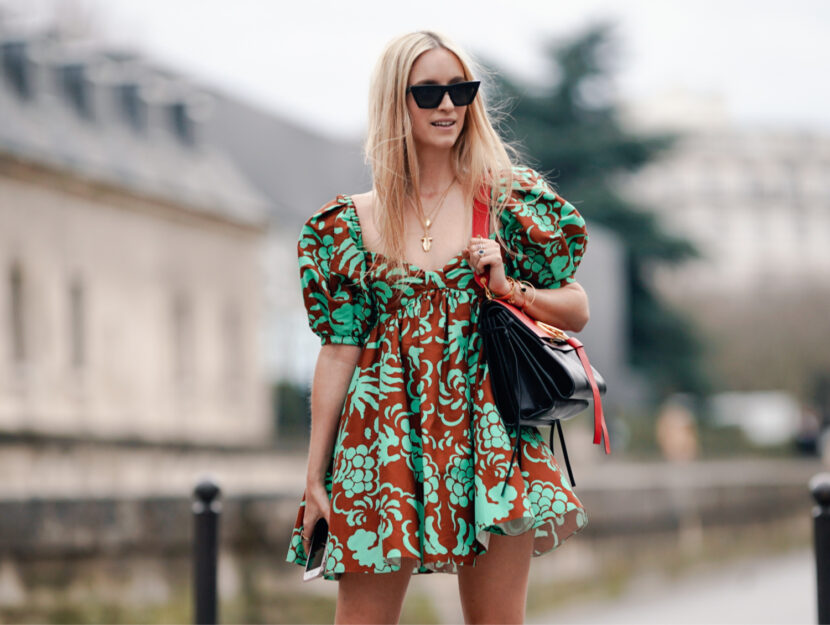 <p>Un mini dress a pighe e con le maniche a palloncino</p>