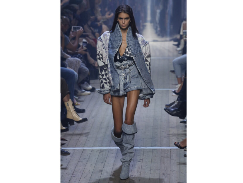 <p>Kaia Gerber indossa un paio di shorts in denim di Isabel Marant</p>