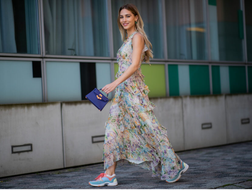 <p>Il long dress a fiori diventa casual con un paio di sneakers </p>