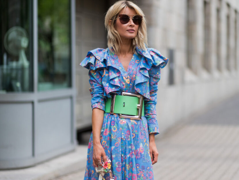 <p>Un abito dai colori del cielo con piccoli fiori e una maxi cintura che completa il look</p>
