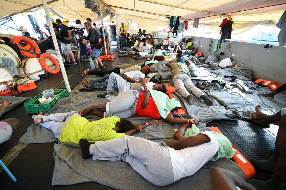 <p>Delle 54 persone caricate da Sea Watch 3 al largo della Libia il 12 giugno, 11 sono sbarcate nei primi 5 giorni per motivi di salute. Le altre sono a Messina. Foto CONTRASTO</p>