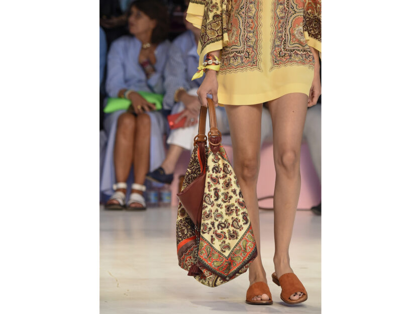 <p>Ciabattine in pelle marrone per un look bohémien di Etro</p>