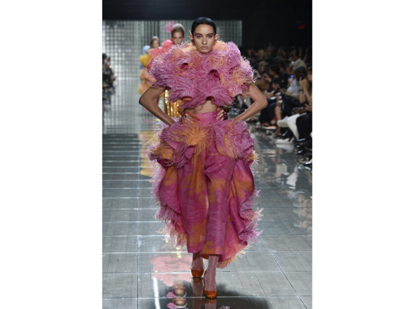 <p>Piume all over sulle creazioni super colorate di Marc Jacobs</p>