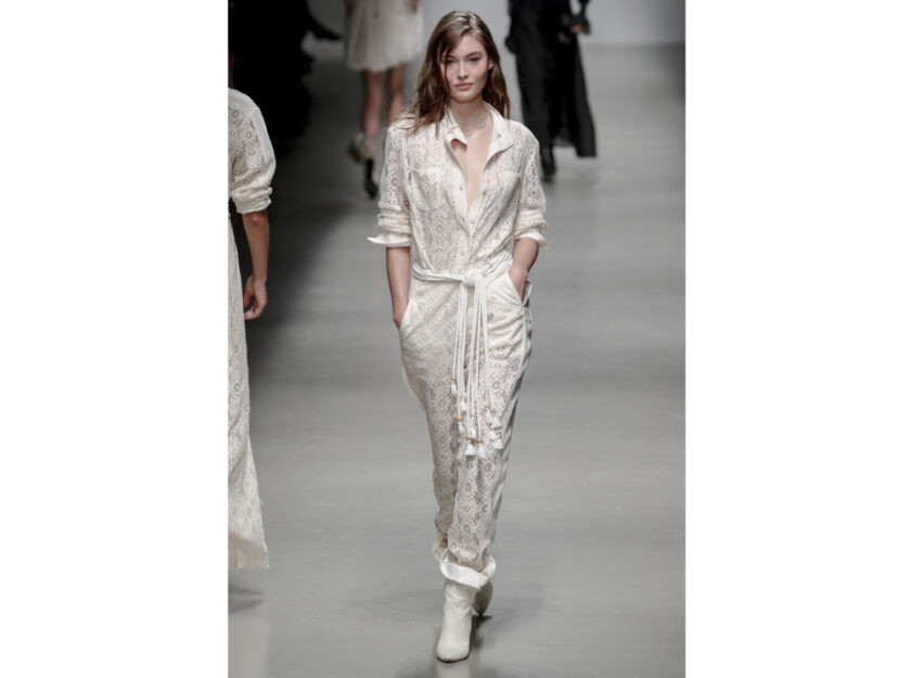 <p>Tuta jumpsuit lunga in pizzo total white di Philosophy di Lorenzo Serafini</p>